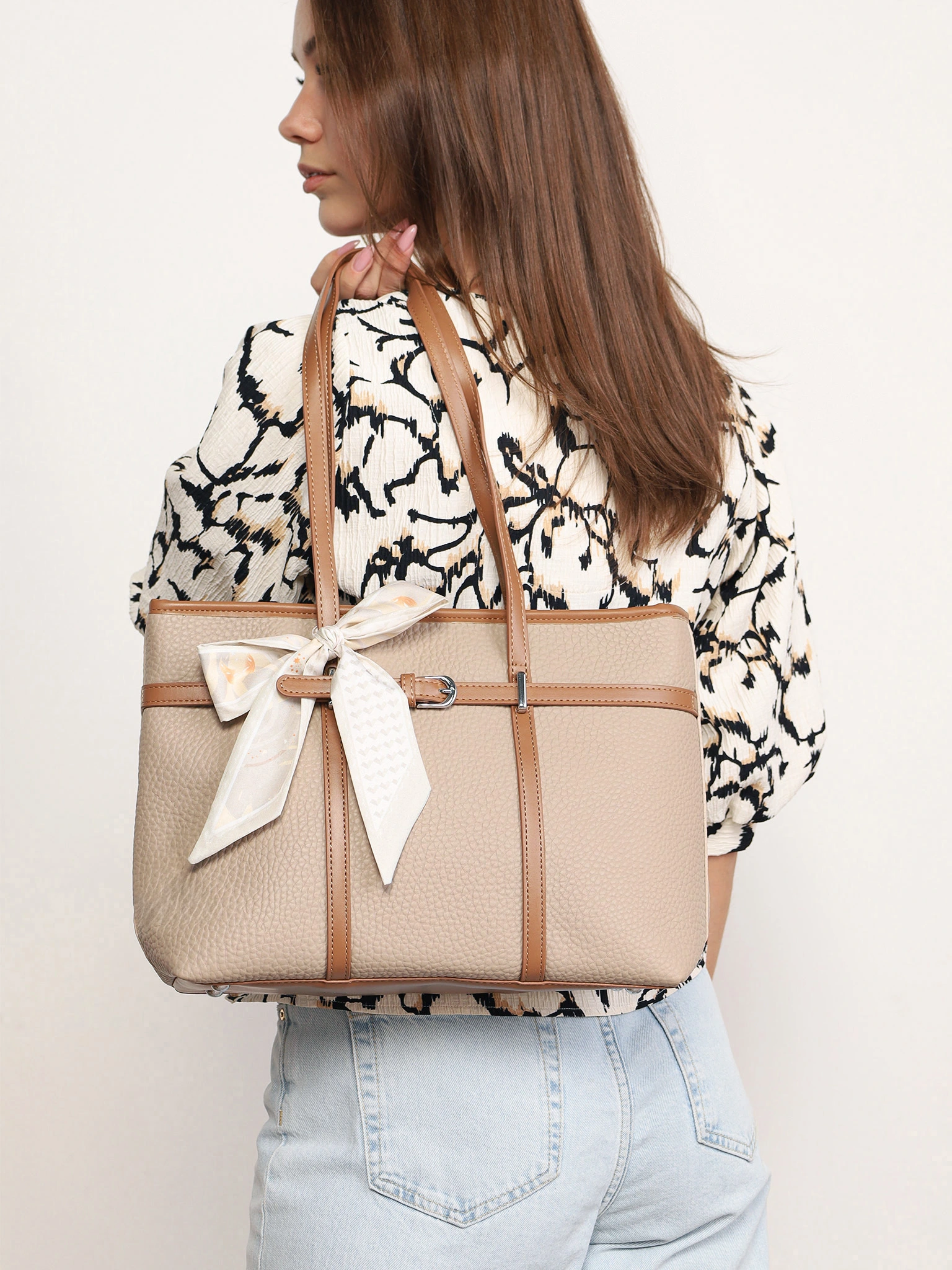 Сумка-тоут с контрастными ручками и ремешком с пряжкой в ассортименте